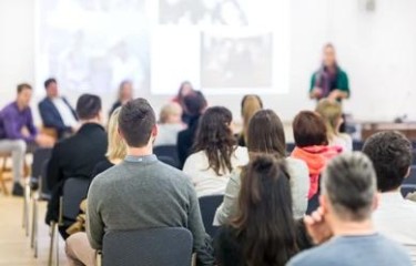 Conferencia con gafete cover image